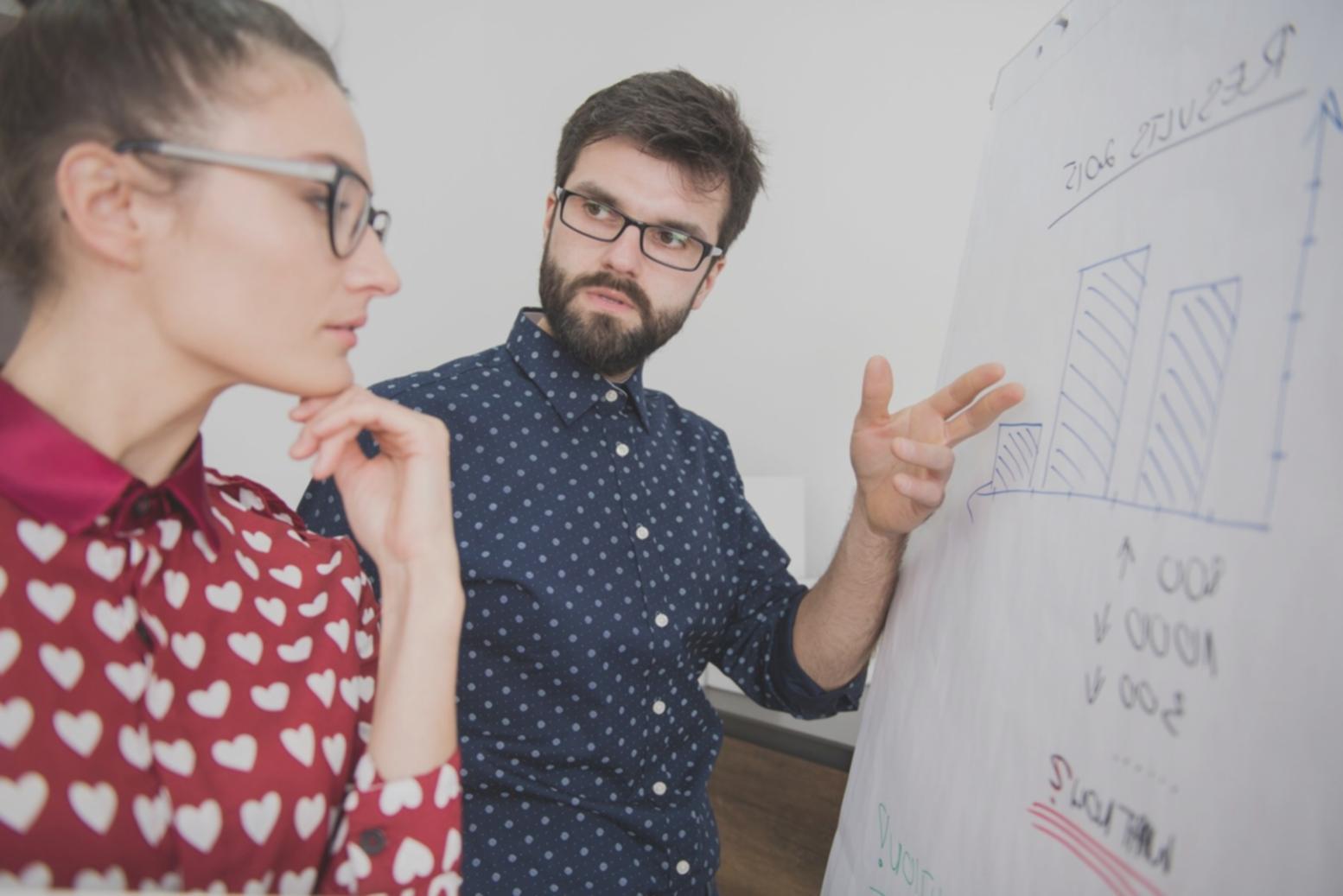 Studierende bei der Arbeit an Finanzprojekten